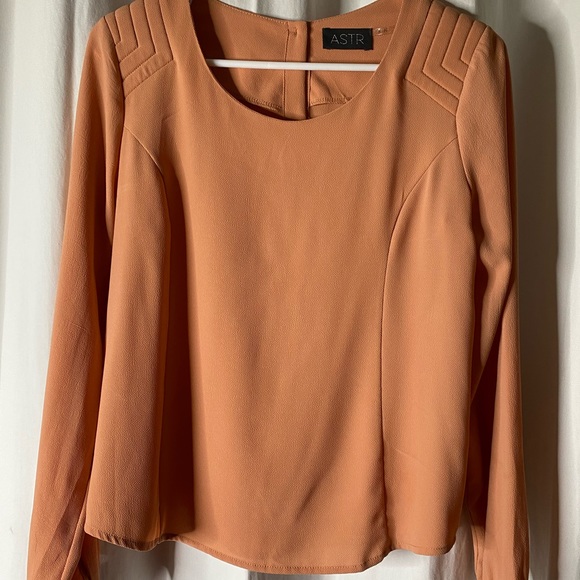 NWOT GORGEOUS ASTR LONG SLV TOP SMALL